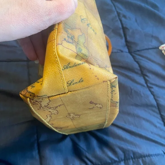 Alviero Martini- Excellent Condition Tan and Brown Leather Tote with Map Design - Picture 5 of 11